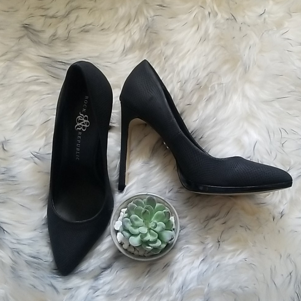 "Striking Style: Rock & Republic Arabella Black Charcoal Pumps"